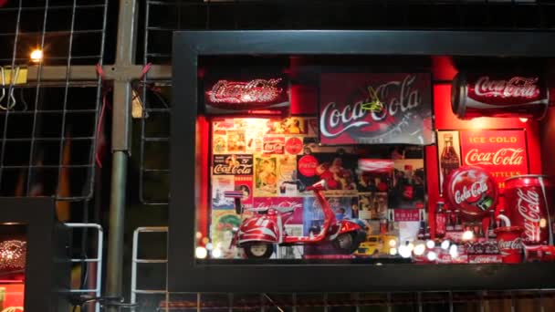 Coca Cola Coke Wall fatta a mano, Orologio da scrivania — Video Stock