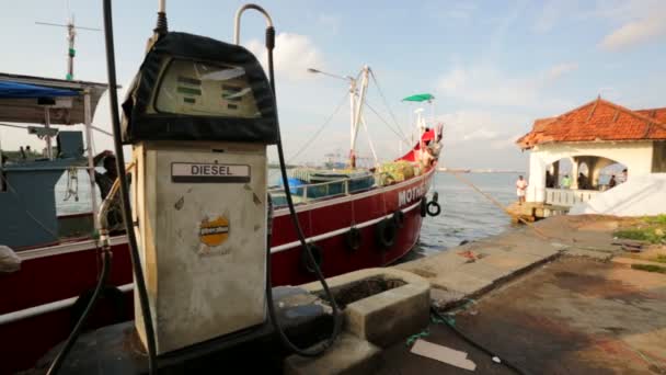 Gasolinera para barcos — Vídeo de stock