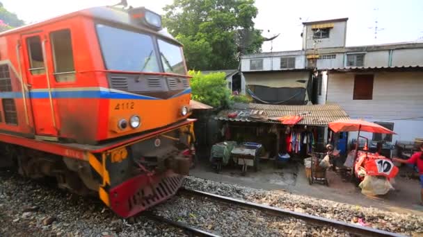 Comboio passa outro trem — Vídeo de Stock