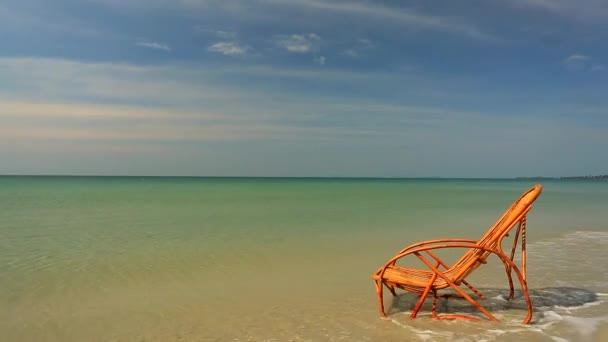 Silla de pie en una playa — Vídeo de stock