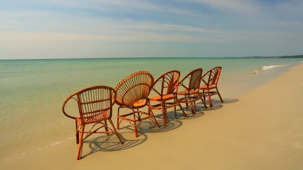 Cadeiras fica em uma praia — Vídeo de Stock