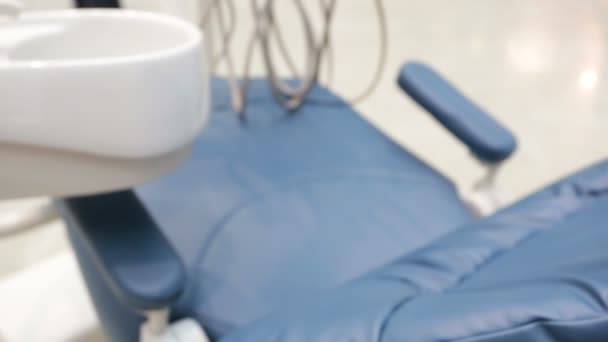 Стоматологическое кресло и инструменты — стоковое видео