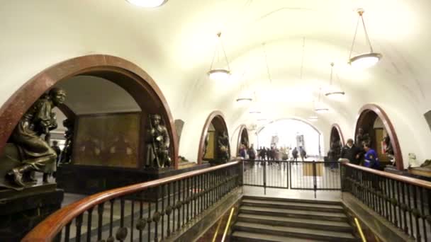 Estación de metro Ploshchad Revolyutsii — Vídeos de Stock