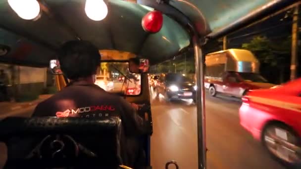 Montar en un Tuk Tuk — Vídeo de stock