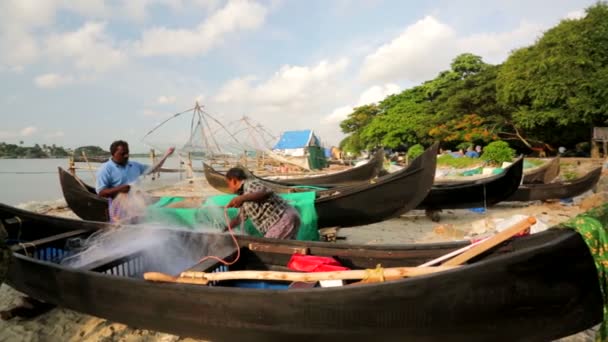 Fishermen preparing nets — Stock Video