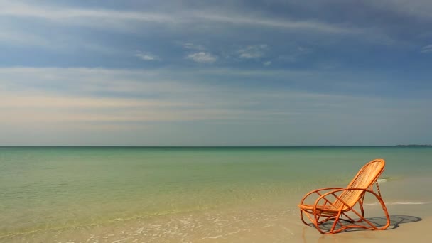 Stuhl steht an einem Strand — Stockvideo