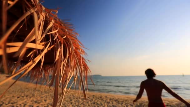 Paar wandelingen op een strand — Stockvideo