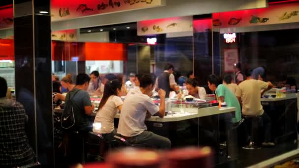 Les gens au bar à sushi — Video