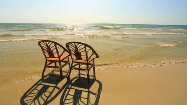 Chaises debout dans une eau 