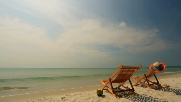 Chaises longues sur la plage tropicale — Video