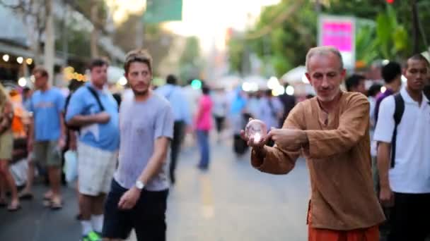 Street performer presenting tricks — Stock Video