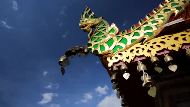 Campanas de bronce en el templo de Doi Suthep — Vídeo de stock