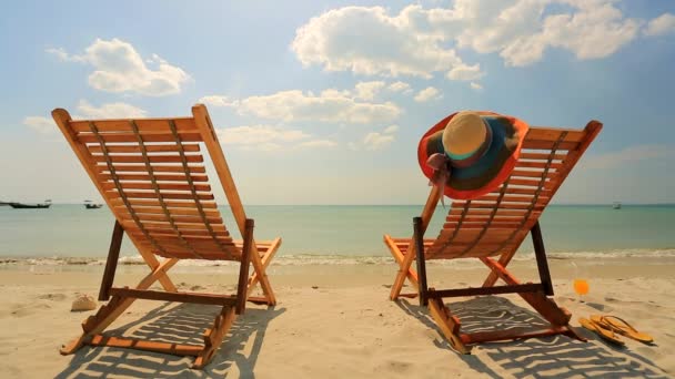 Twee ligstoelen op tropisch strand — Stockvideo