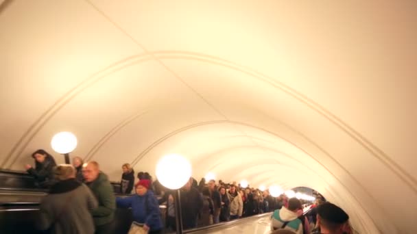 Escalator carries commuters — Stock Video