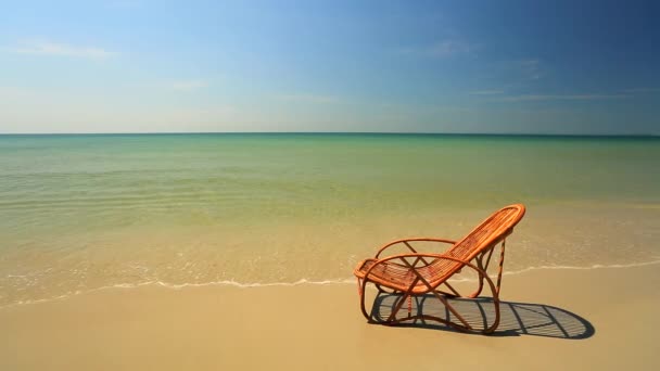 Гостиный стул на пляже — стоковое видео