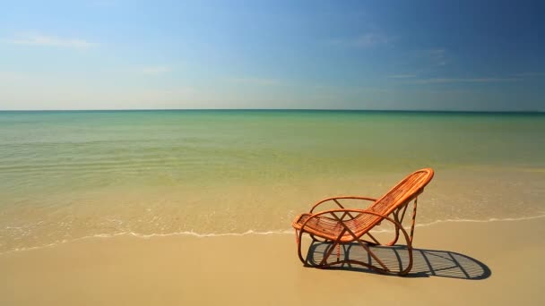 Chaise longue sur une plage — Video