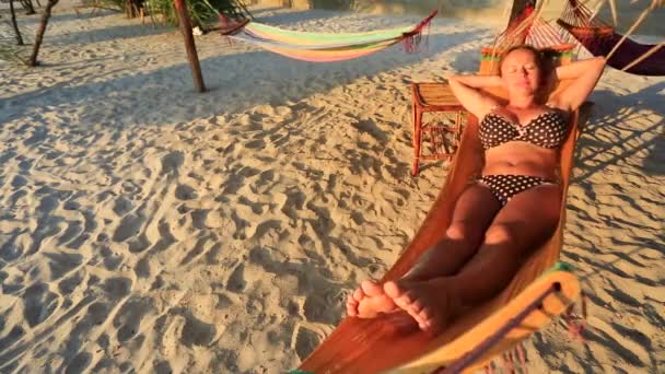 Femme relaxant dans hamac — Video