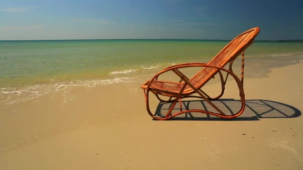 Sedia di salotto su una spiaggia — Video Stock