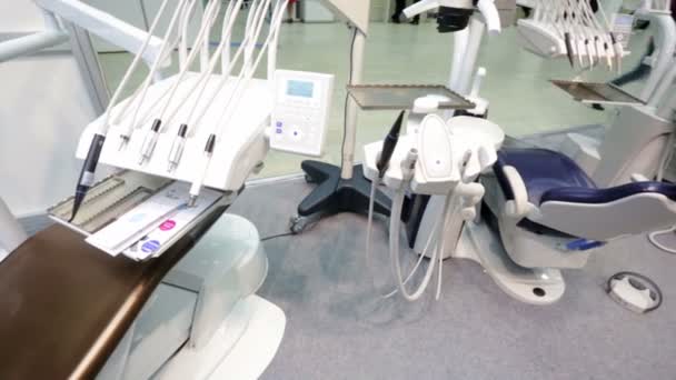 Стоматологические инструменты на международной выставке — стоковое видео