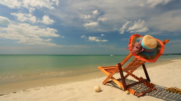 Espreguiçadeira na praia tropical — Vídeo de Stock