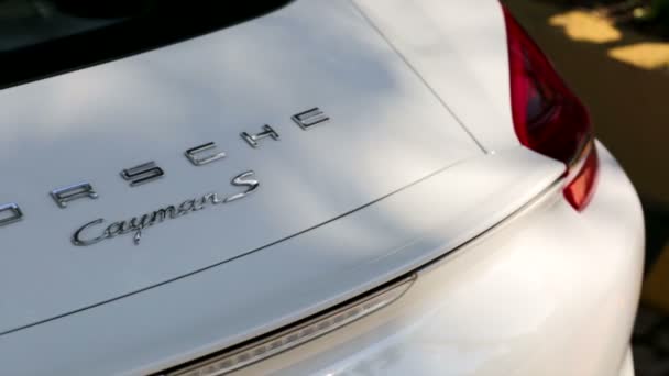 Porsche Cayman S işareti — Stok video