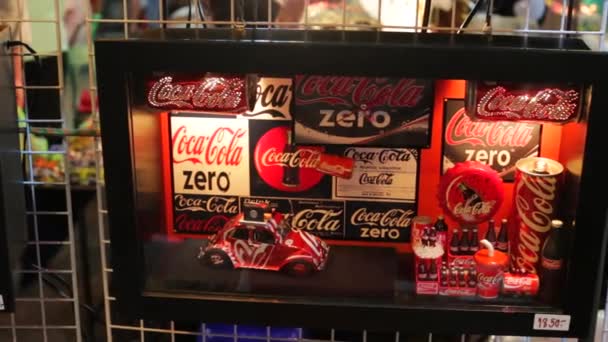 Coca Cola Coke Wall fatta a mano, Orologio da scrivania — Video Stock