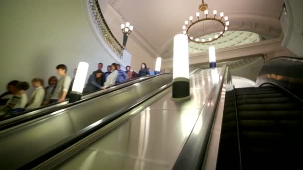 Эскалатор перевозит пассажиров. — стоковое видео