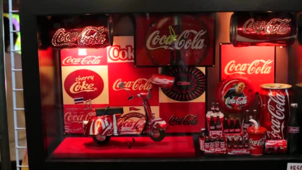 Kézzel készített Coca Cola kóla fali, asztali óra — Stock videók