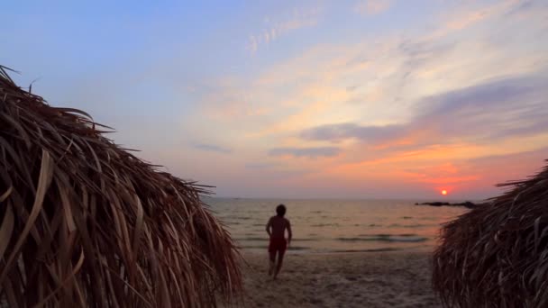 Mann läuft ins Meer — Stockvideo