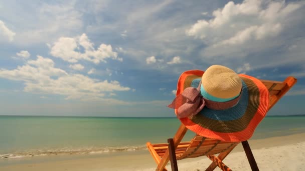 Liegestühle am tropischen Strand — Stockvideo