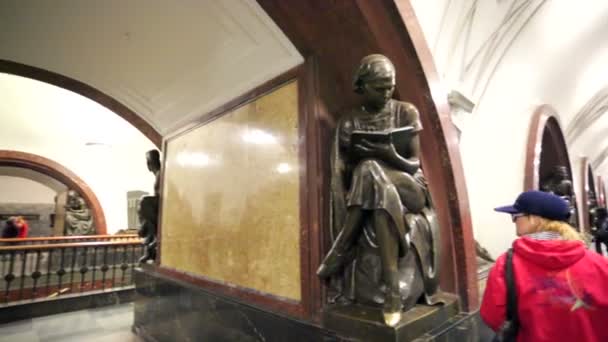 Ploshchad Revolyutsii metrostation — Stockvideo