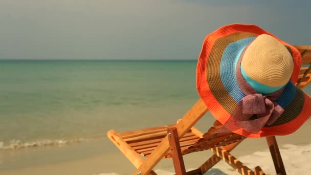 Sunlounger with hat — Stock Video