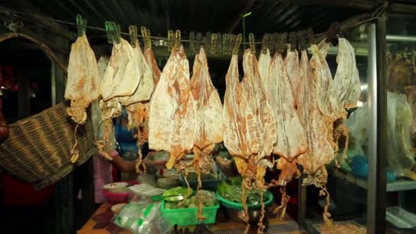 Dried squids at street market — Stock Video