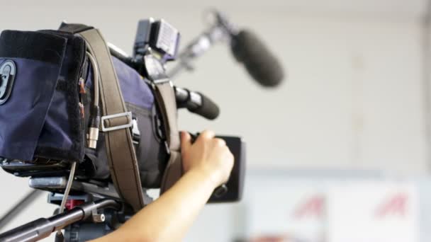 Câmera de vídeo e mãos de cameraman — Vídeo de Stock