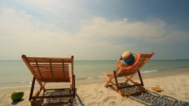 Tropikal plaj güneşlenme sandalyeli