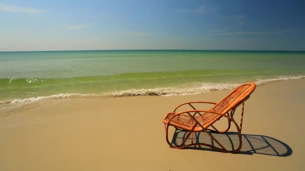 Chaise longue sur une plage — Video