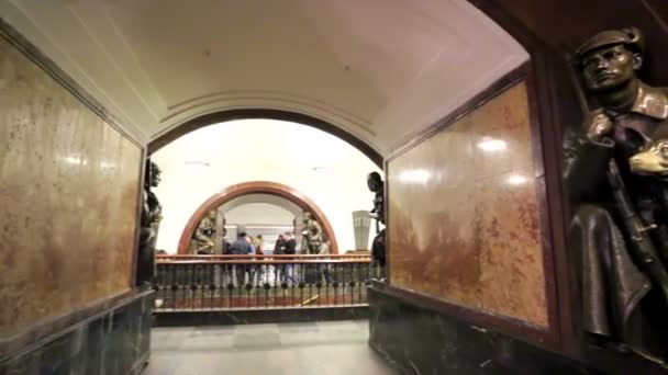 Tunnelbanestationen Ploshchad Revolyutsii — Stockvideo