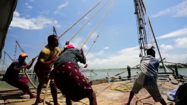 Pescadores que operan una red china — Vídeo de stock