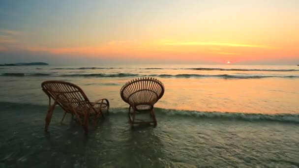 Stoelen permanent in een water op strand — Stockvideo