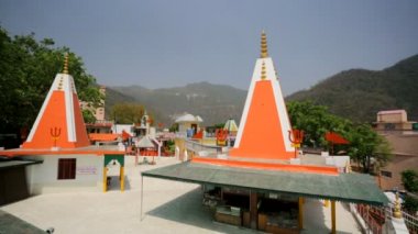 Hindu tapınağı içinde yürüyen kadın