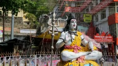 Heykel Shiva bir çeşme ile