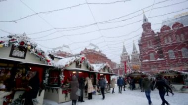 Modacı Meydanı'nda adil Noel