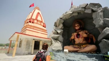 Adam ziyaret Hanuman heykeli