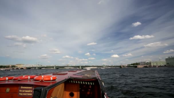Paseo en barco por el río Neva — Vídeo de stock