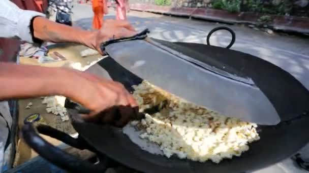 El hombre cocina y vende palomitas — Vídeos de Stock