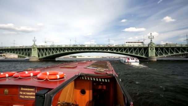 Perahu perjalanan sepanjang Sungai Neva — Stok Video