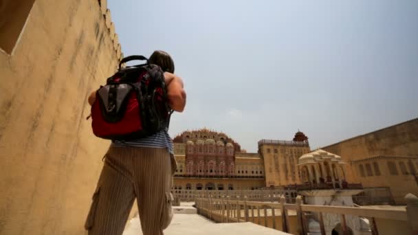Backpacker Hawa Mahal ziyaret — Stok video