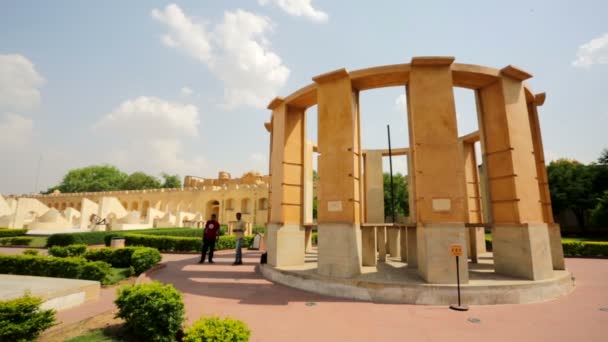 Mensen bezoeken Jantar Mantar — Stockvideo