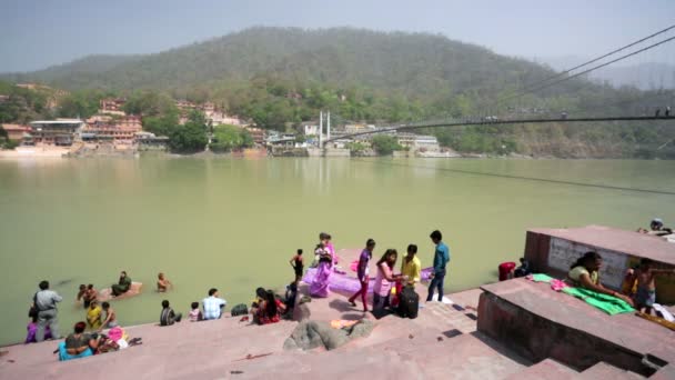 Gente en ghat del río Ganges — Vídeos de Stock