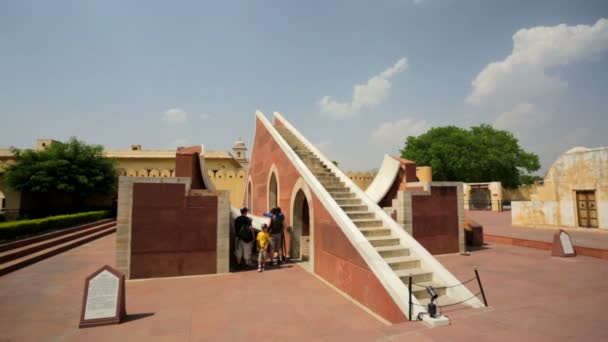 Mensen bezoeken Jantar Mantar — Stockvideo